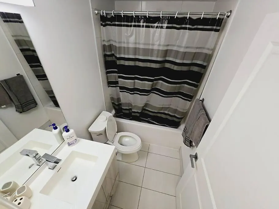 Stylish Luxe Apartment 1 Bedrom With Sofa Bed トロント 0*,